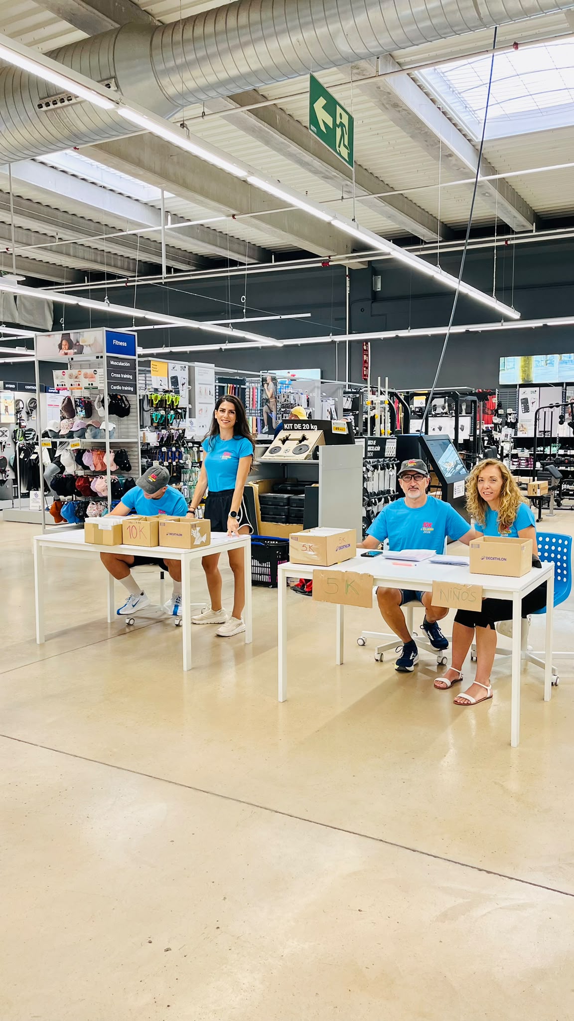 Equipo durante la recogida de dorsales